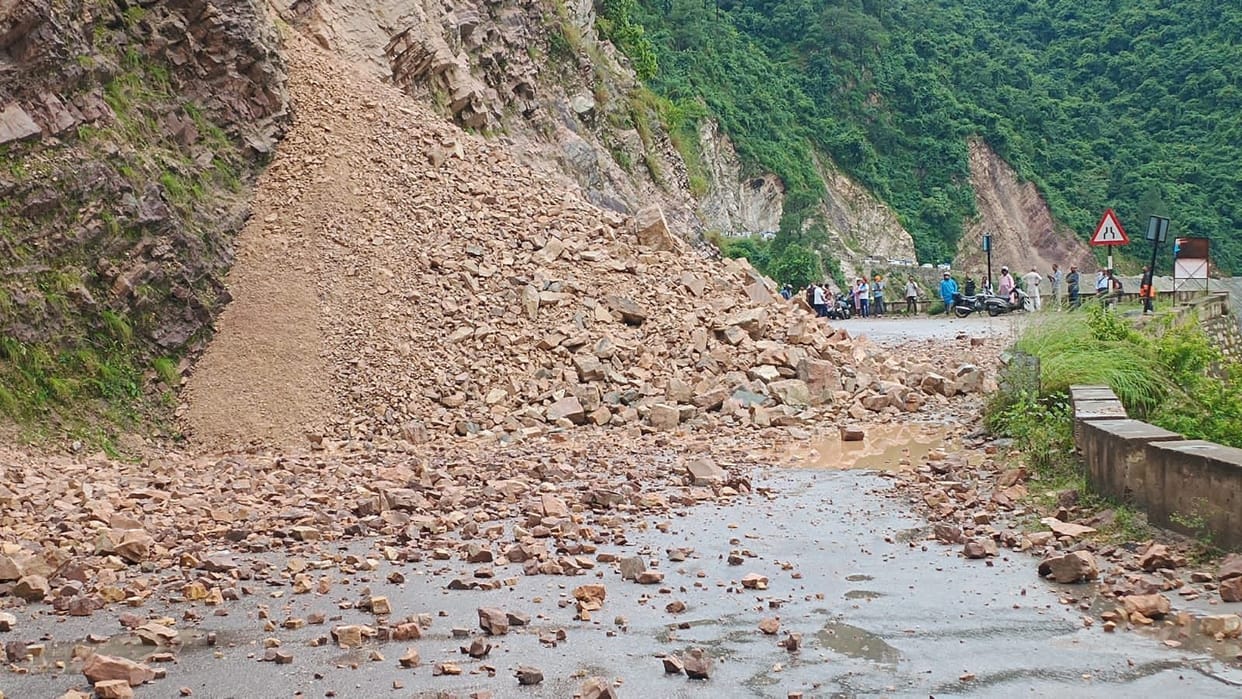 Landslide zone active in Narkota on Rishikesh-Badrinath Highway vehicle movement closed at night