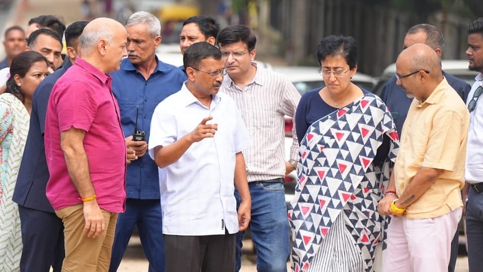 Arvind Kejriwal inspected the road with Chief Minister Atishi