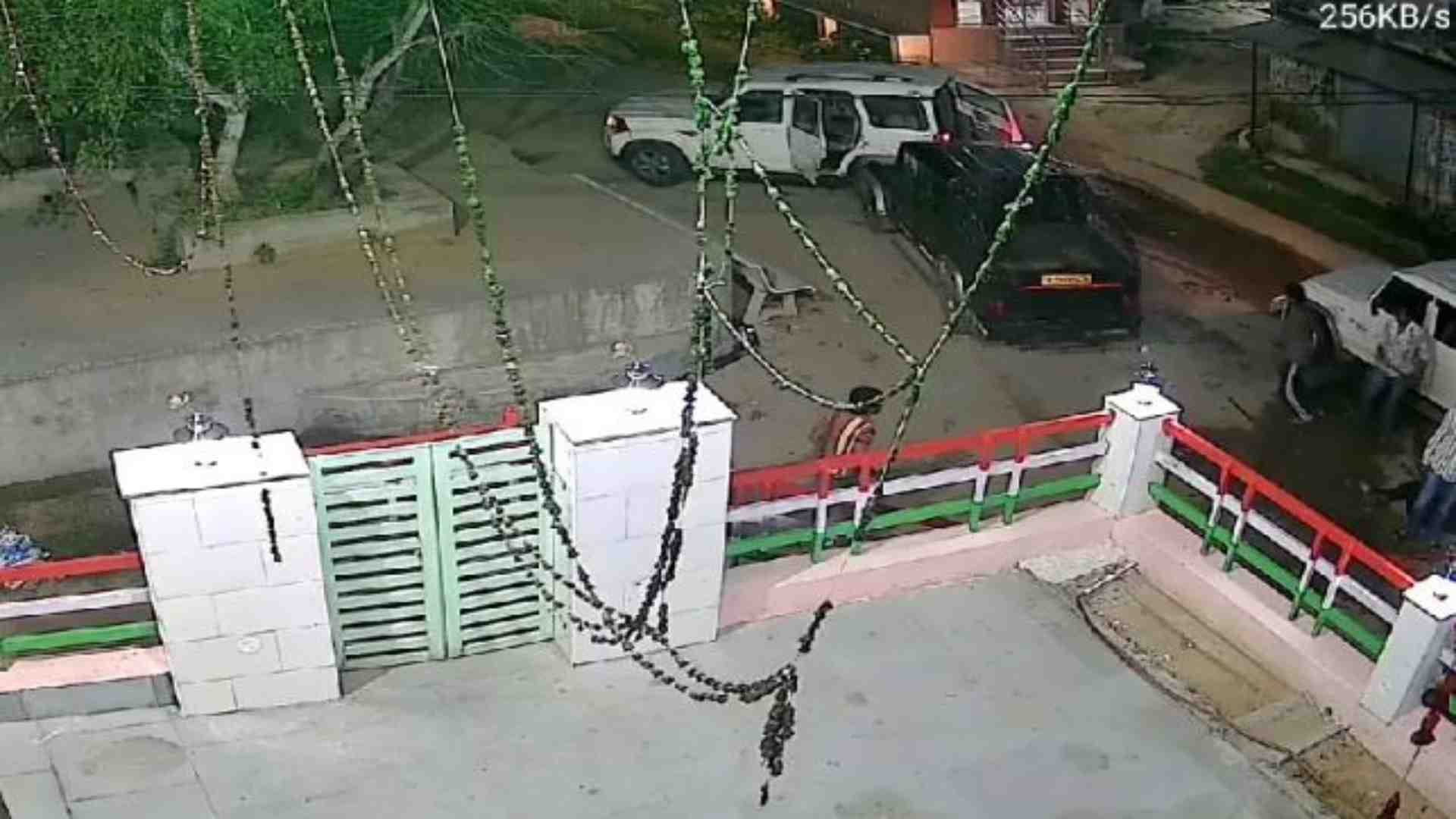 सीसीटीवी में कैद हुई घटना।