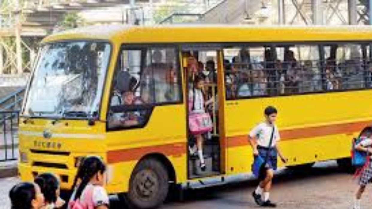 Students kept falling due to dizziness in the sun, school did not open the gate
