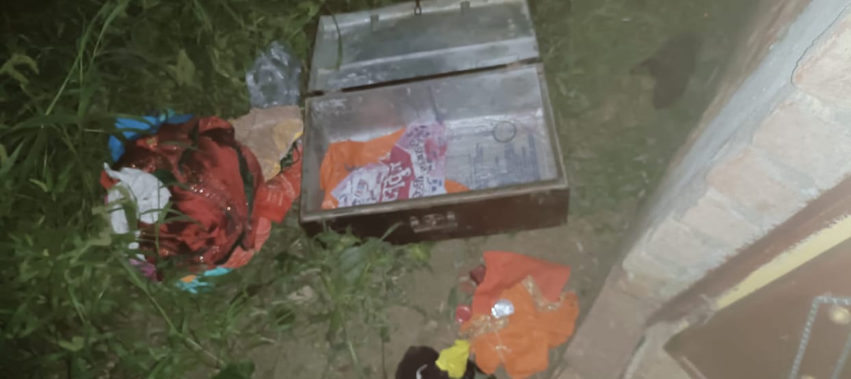 Theft in three houses of three villages in Sultanpur.
