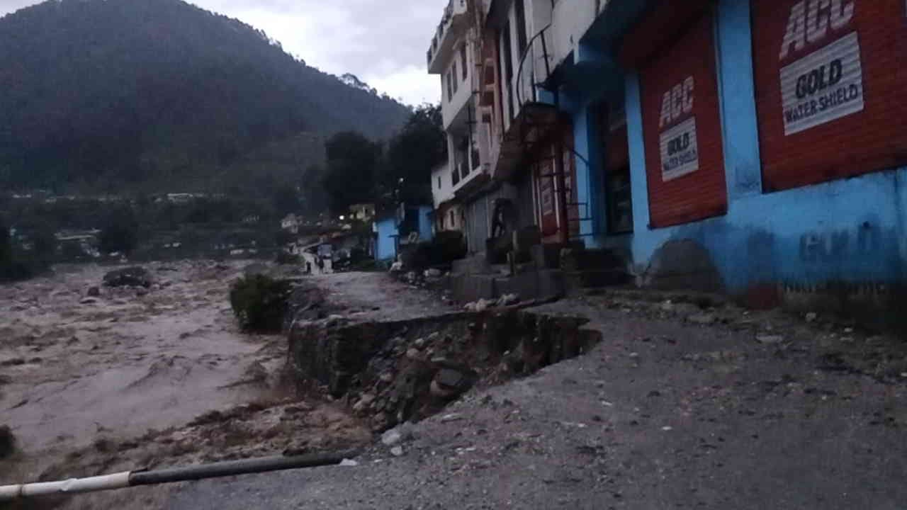Uttarakhand Weather News tehri Heavy rain water level of rivers increased movement on highways roads difficult