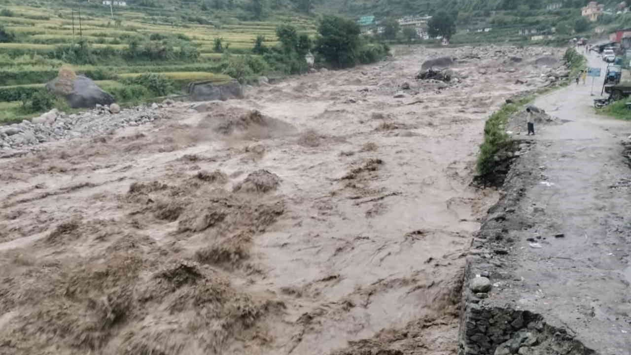 Uttarakhand Weather News tehri Heavy rain water level of rivers increased movement on highways roads difficult