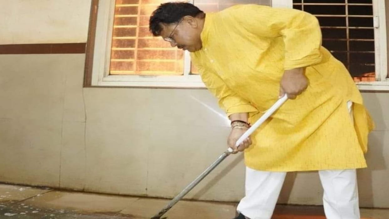 Minister Pradyuman Singh got angry after seeing the dirt in the hospital