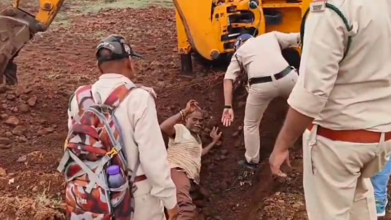 Omkareshwar: Forest department took possession by removing encroachment from 11 hectares of forest land
