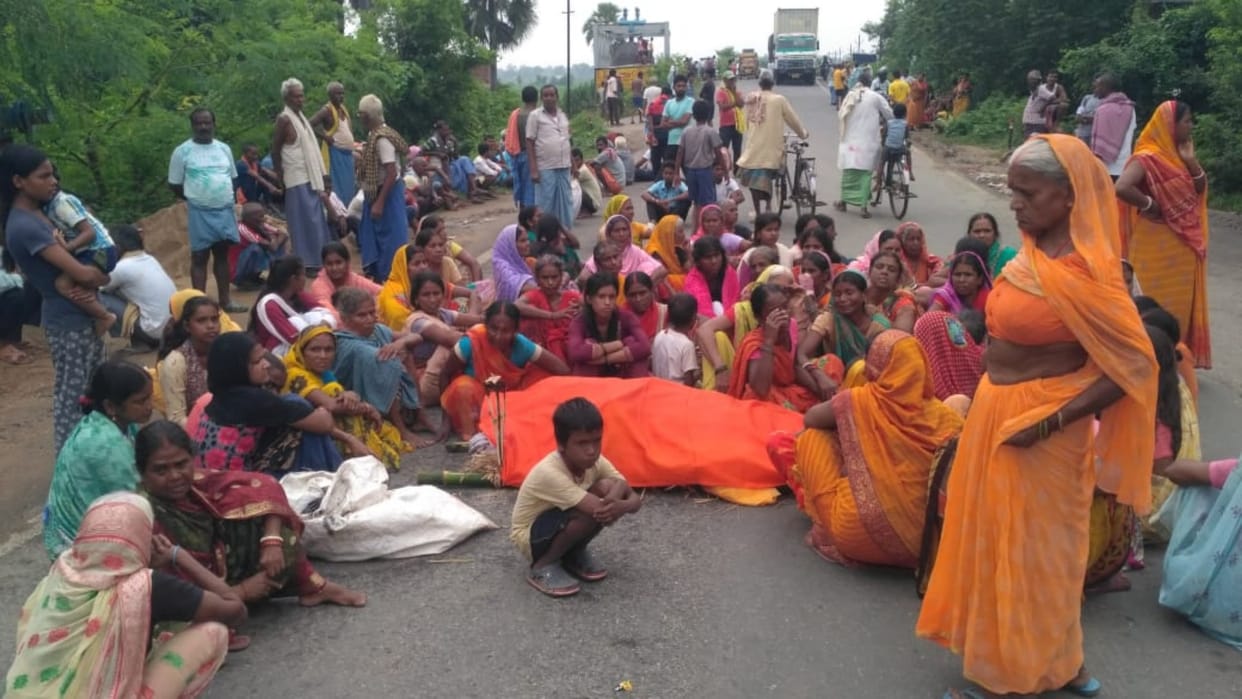 Bihar: Middle-aged man died due to electric shock in Nalanda, family members blocked road