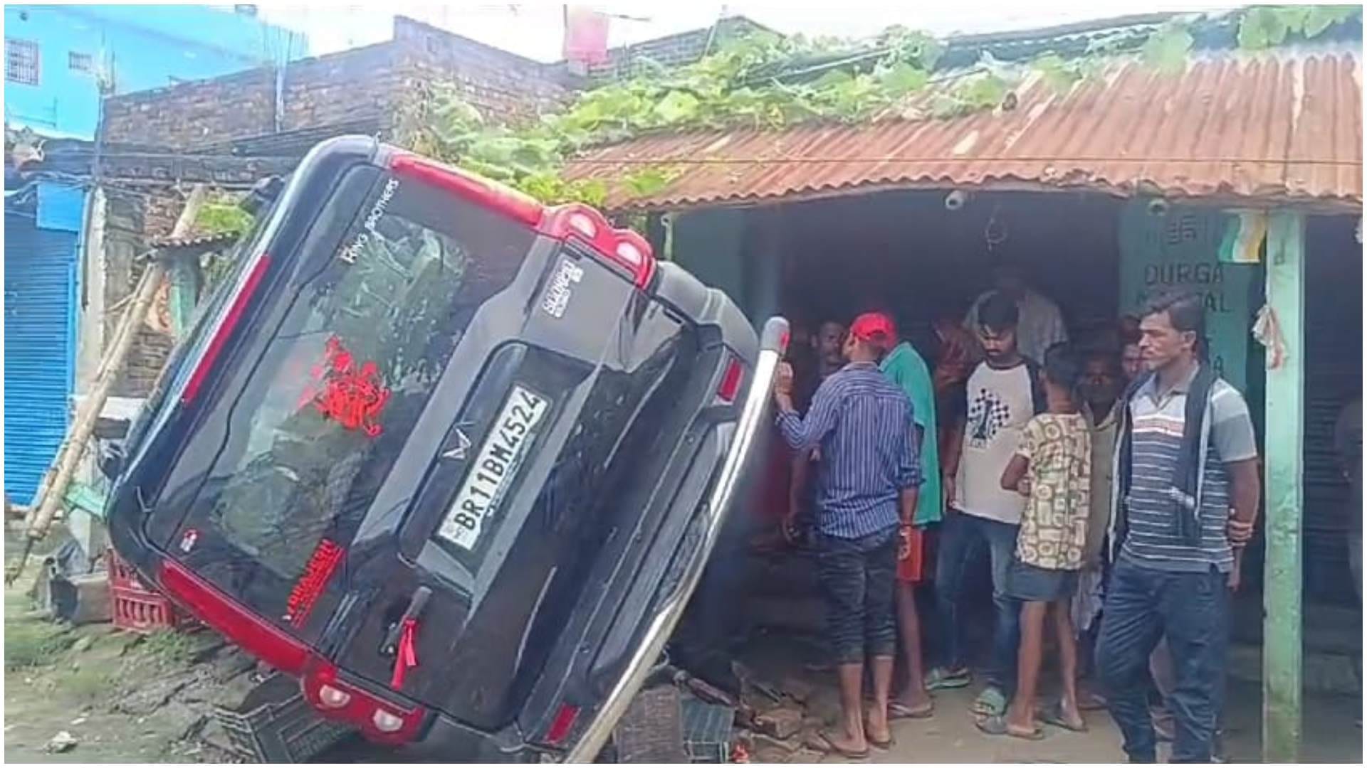 Bihar News : Uncontrolled Scorpio entered the shop and crushed  shopkeeper crowd burnt Scorpio