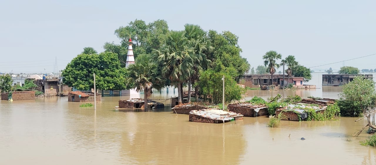 कई घरों में बाढ़ का पानी घुसा हुआ है।