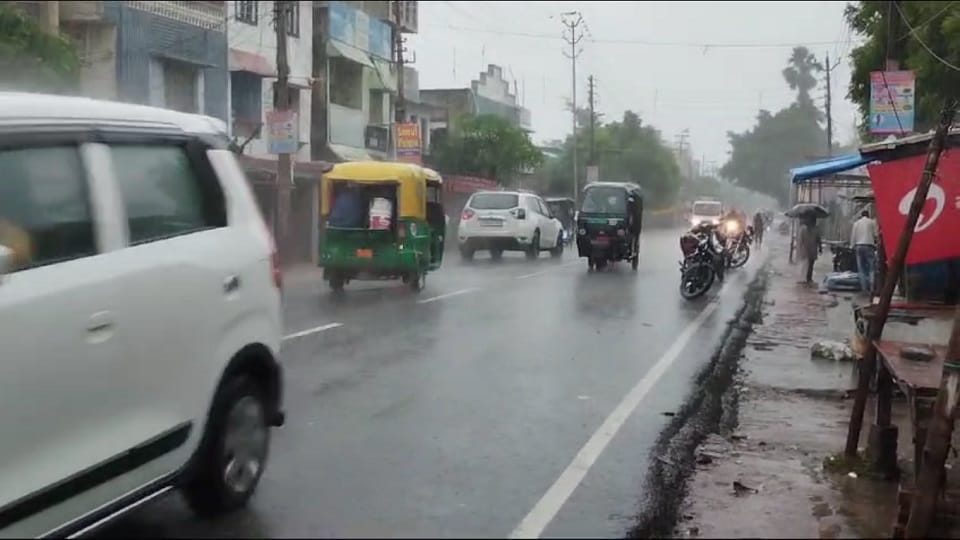 weather became pleasant due to continuous rain temperature dropped below normal in Gorakhpur