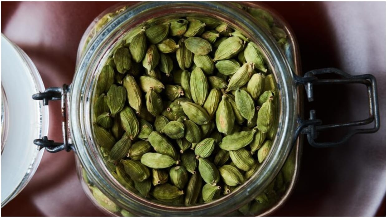 Cardamom Health Benefits In Hindi Chhoti elaichi khane ke fayde