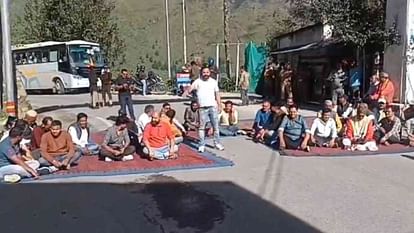 Jyotirmath People blocked Badrinath highway markets closed road blockade angry over lack of safety measures