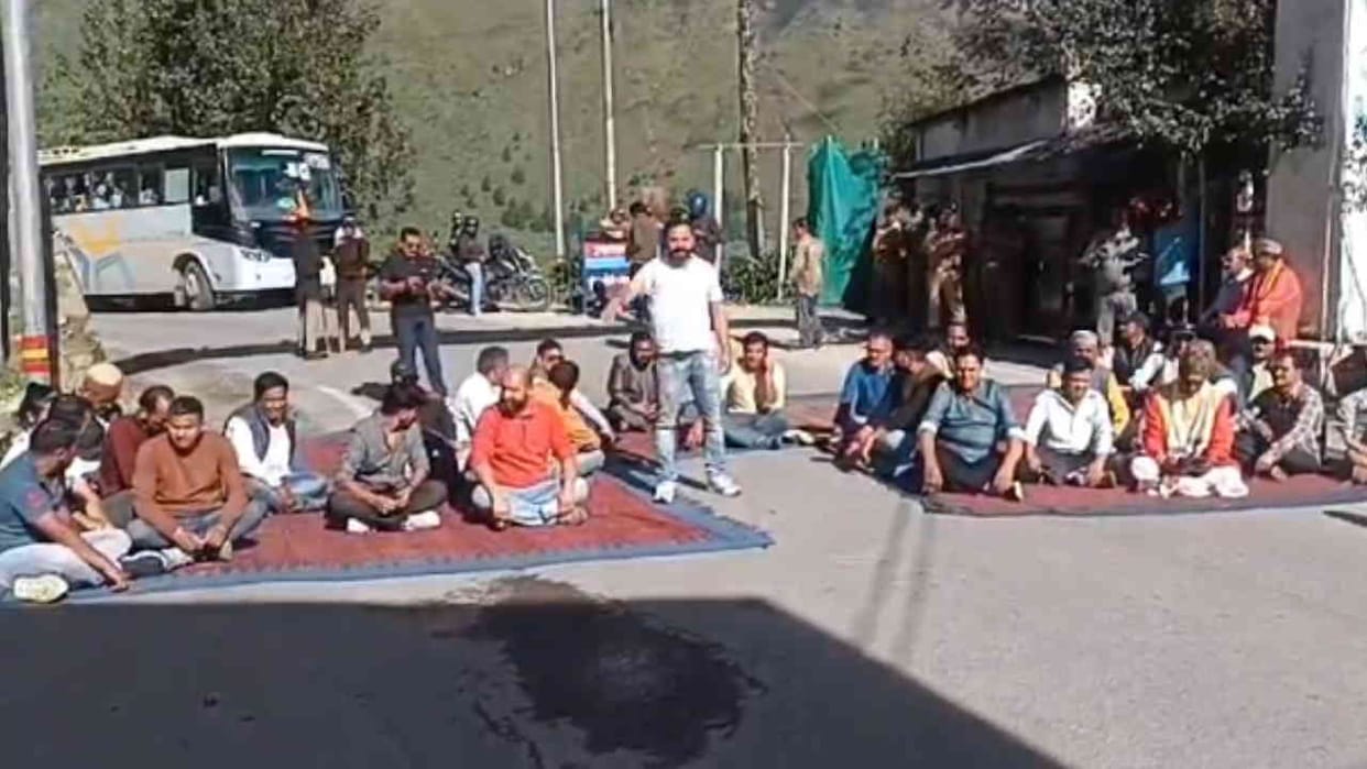 Jyotirmath People blocked Badrinath highway markets closed road blockade angry over lack of safety measures