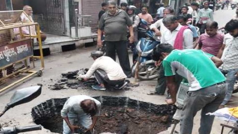 roads became hollow in Agra sank at many places 8 feet deep pit in Kala Mahal