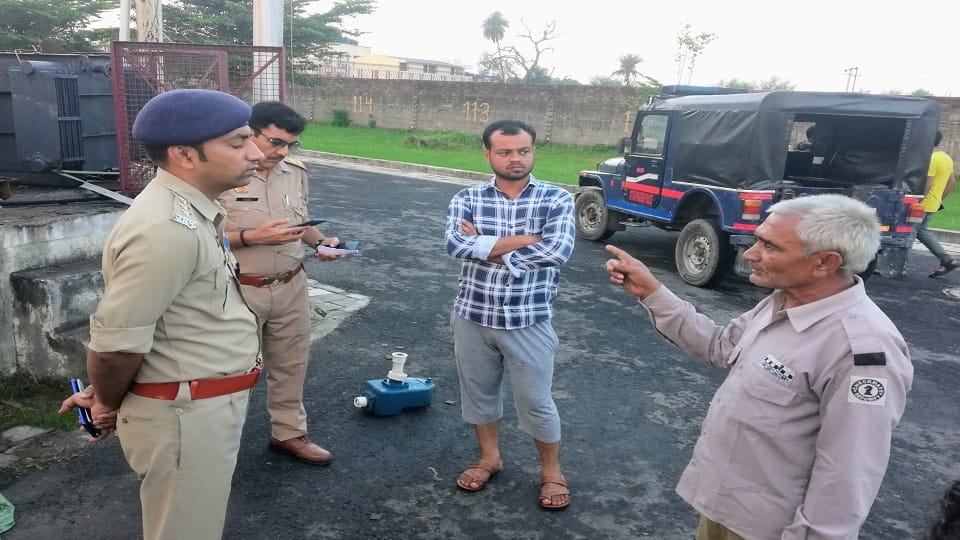 UP News: Robbery in Meerut, took guards hostage and looted licensed guns, cartridges and transformers