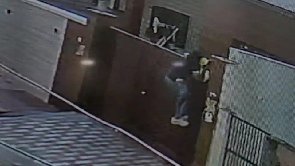 Meerut: 12 lakh cash and jewelery stolen from builder's house in broad daylight, see CCTV footage
