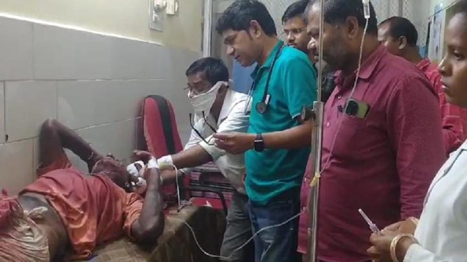 घायलों का उपचार जारी