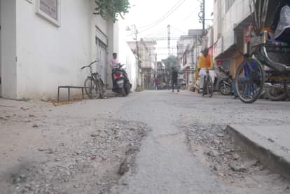 खराब सड़क (सांकेतिक)