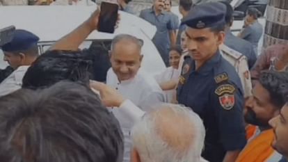 No Selfie: केंद्रीय मंत्री मनोहर लाल ने कार्यकर्ता के साथ नहीं ली सेल्फी, वीडियो वायरल Union Minister Manohar Lal did not take selfie with the worker in kaithal