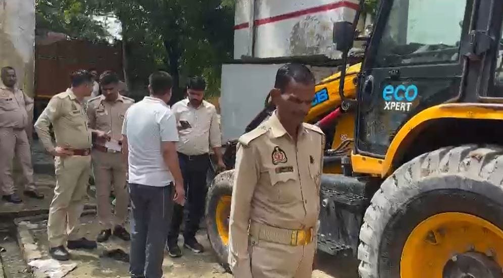 Mathura News: Mining was being done with JCB at night SDM raided Five mining mafia arrested