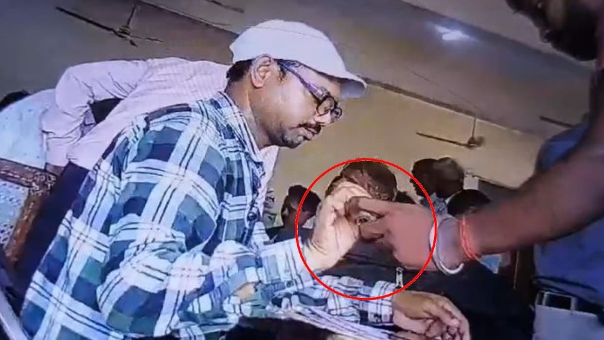 Lekhpal taking bribe video goes viral SDM suspends him in baheri