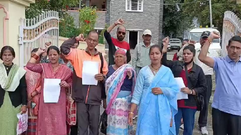People of Daula Ward accused Municipal Corporation of arbitrariness in pithoragarh