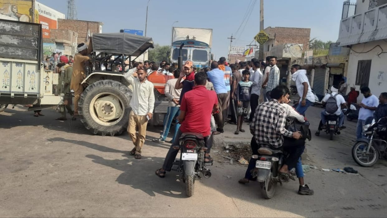 Haryana: Farmers block road in Tohana by accusing truck union of arbitrariness