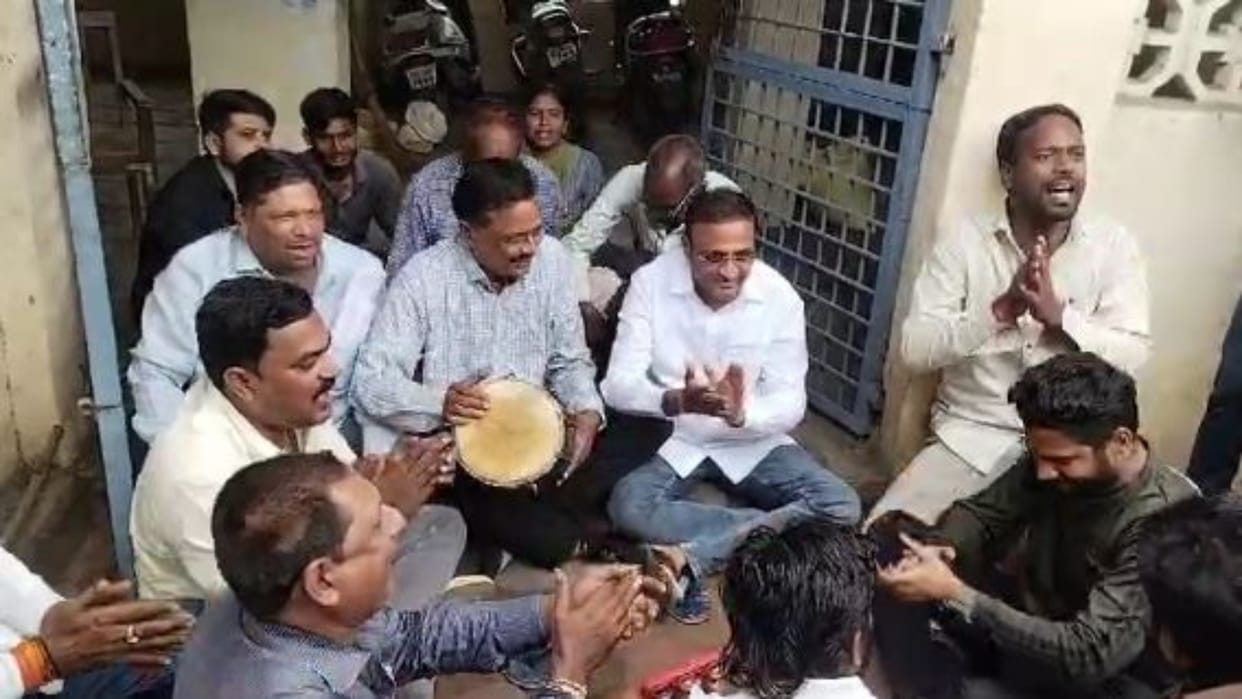 Khargone : Bajrang Dal workers protested outside the veterinary hospital, performed bhajan-kirtan at main gate