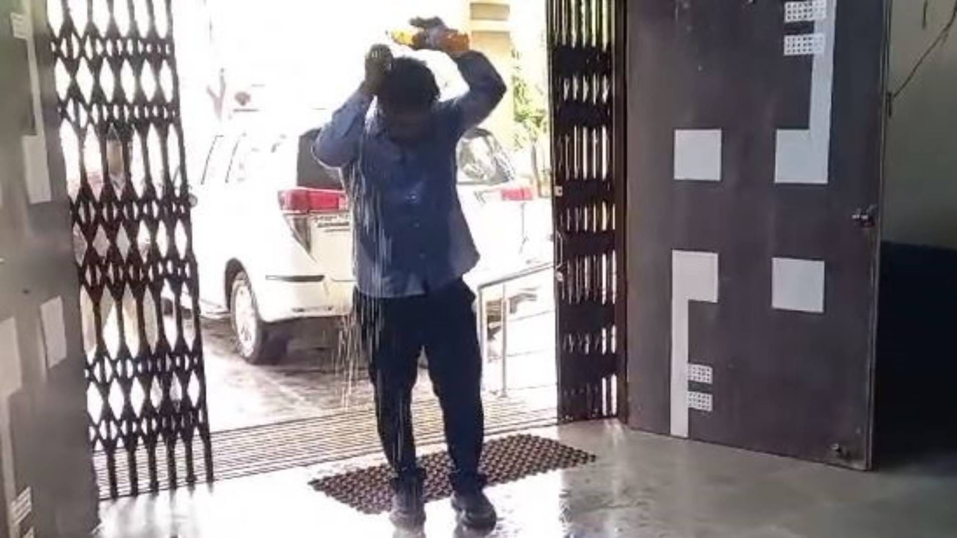 आत्मदाह का प्रयास करता युवक