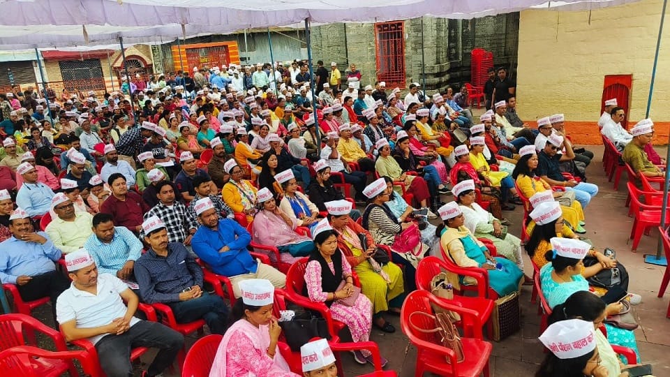 Teachers and employees demonstrated on the demand of reinstatement of OPS in almora and bageshwar