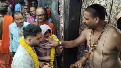 Ujjain Mahakal: पत्नी के साथ बाबा महाकाल के दर्शन करने पहुंचे पंजाबी सिंगर मिलिंद गाबा, दो घंटे देखी भस्म आरती
