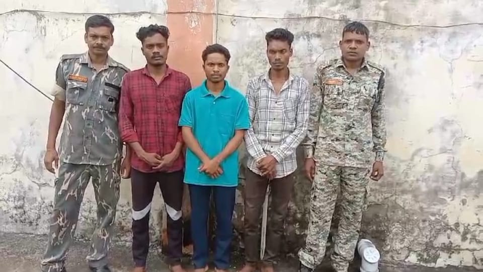 Police arrested youths who posed as fake Naxalites to take advantage of schemes in Balod
