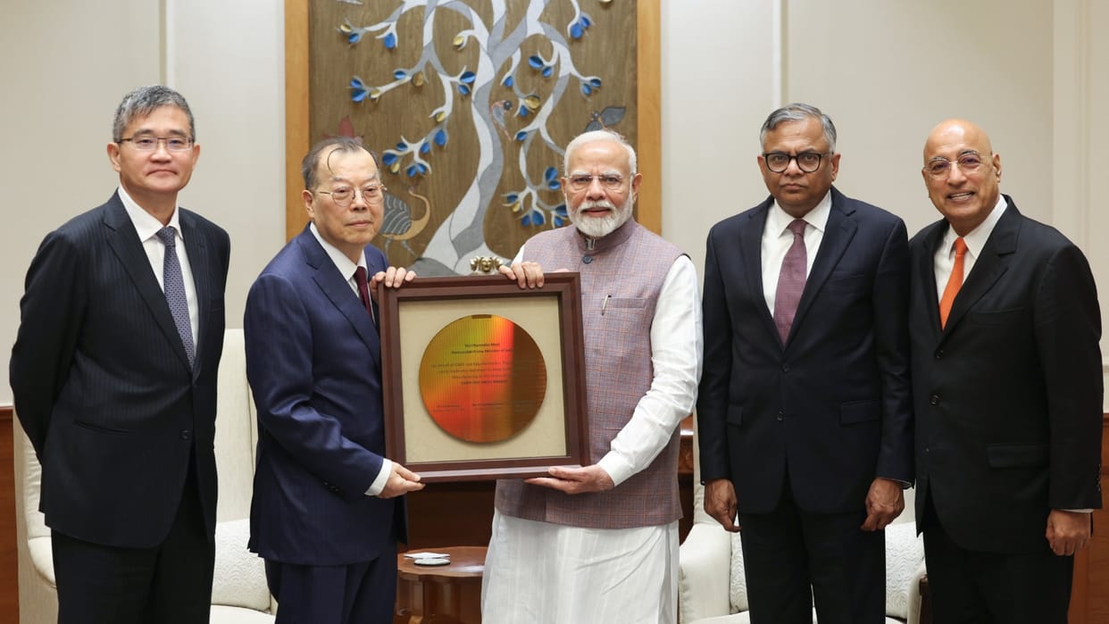 PM Modi meets leadership team of Tata Sons PSMC discusses semiconductor manufacturing projects news in hindi