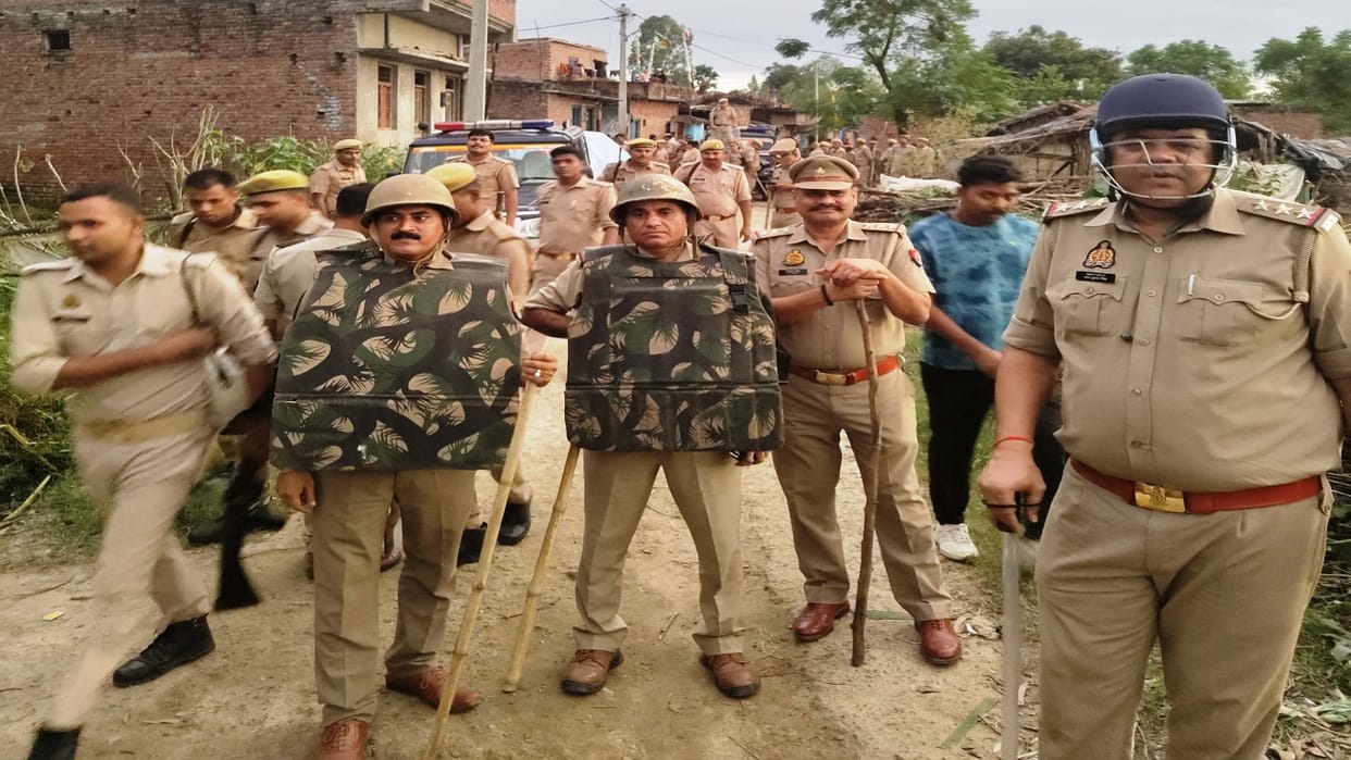 miscreants broke the wall of the sealed building beat up home guards in bareilly