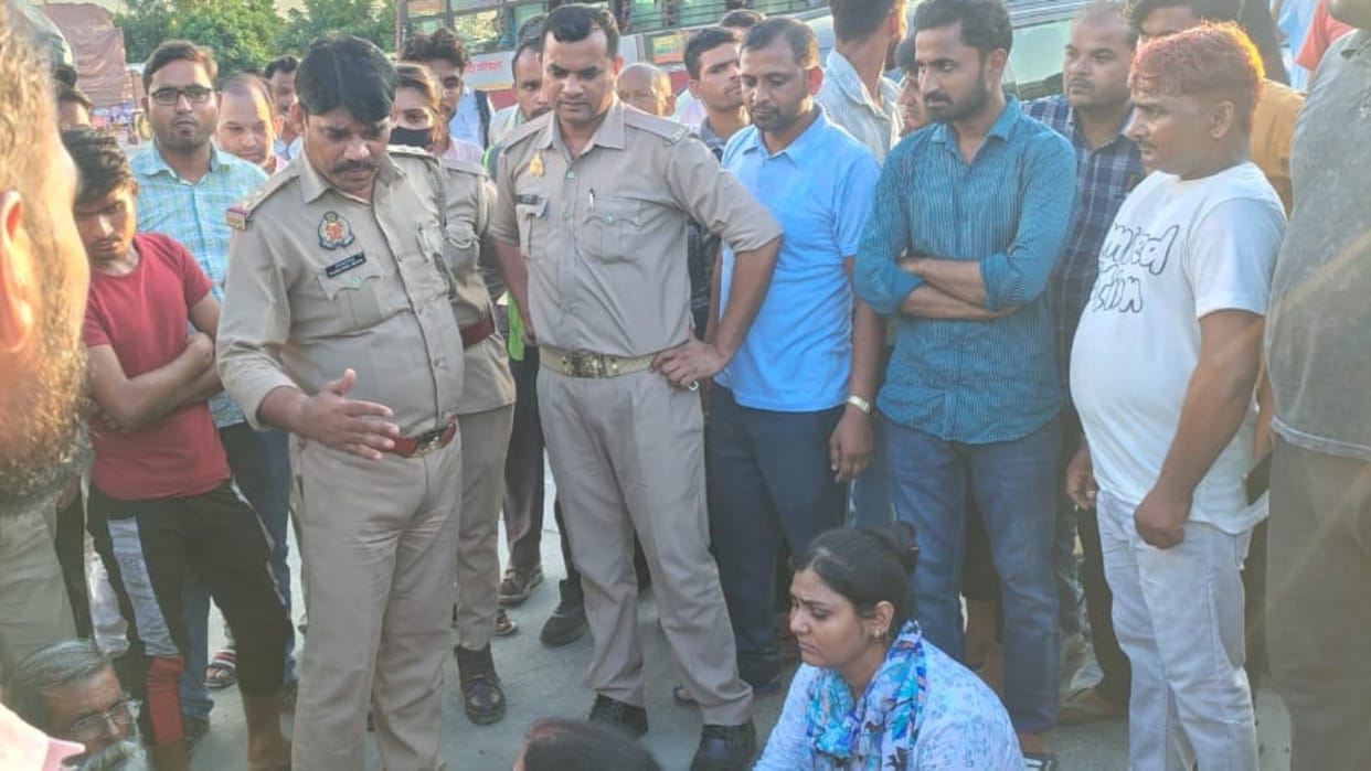 BJP leader Princy Chauhan had argument with toll workers in Bareilly