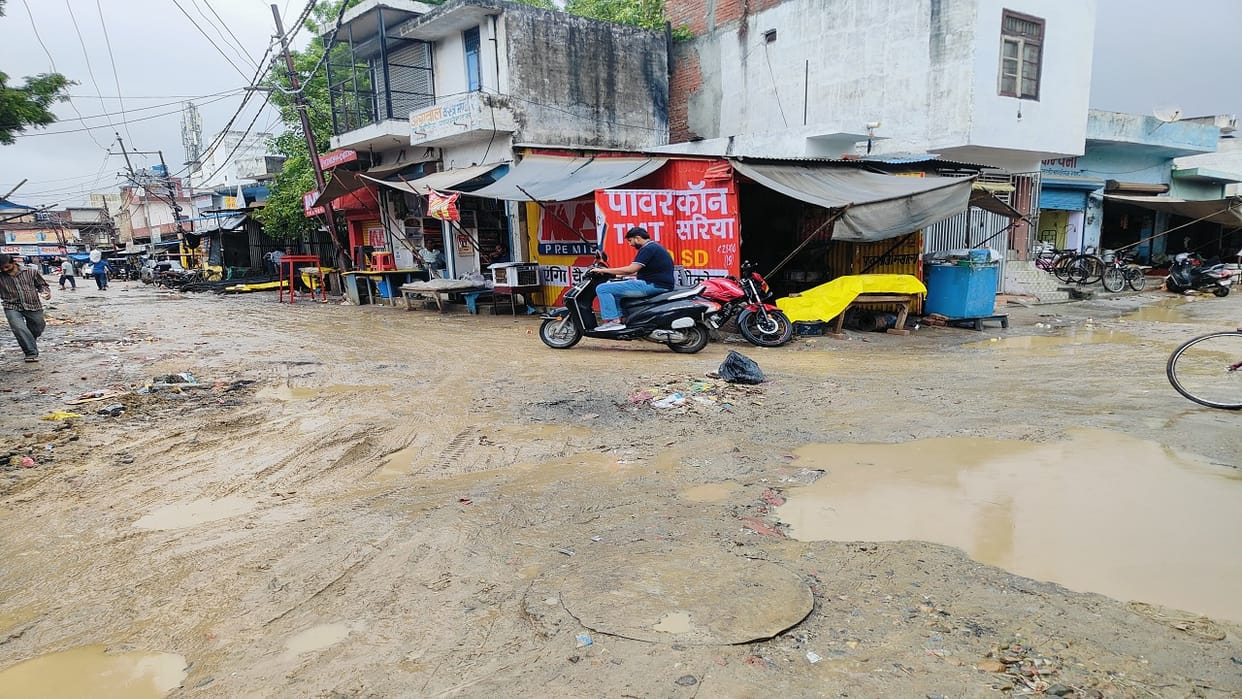 People are troubled due to rain and power cut in Shahjahanpur