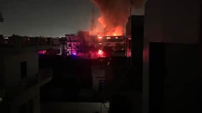 Ghaziabad: Massive fire broke out in Modinagar factory, cracks appeared in nearby houses, fire brigade control