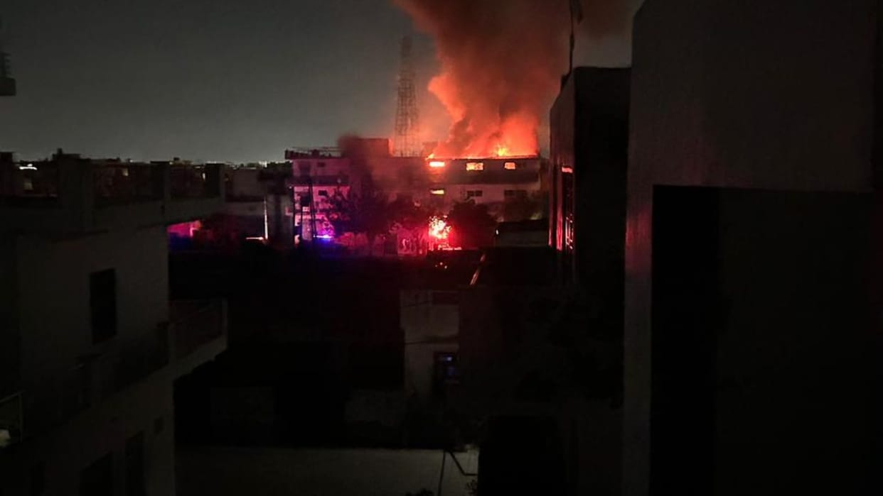 Ghaziabad: Massive fire broke out in Modinagar factory, cracks appeared in nearby houses, fire brigade control
