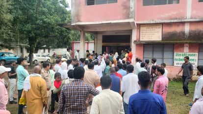 Sidhi: Doctor who came to check disability accused of indecency with women, both parties complained