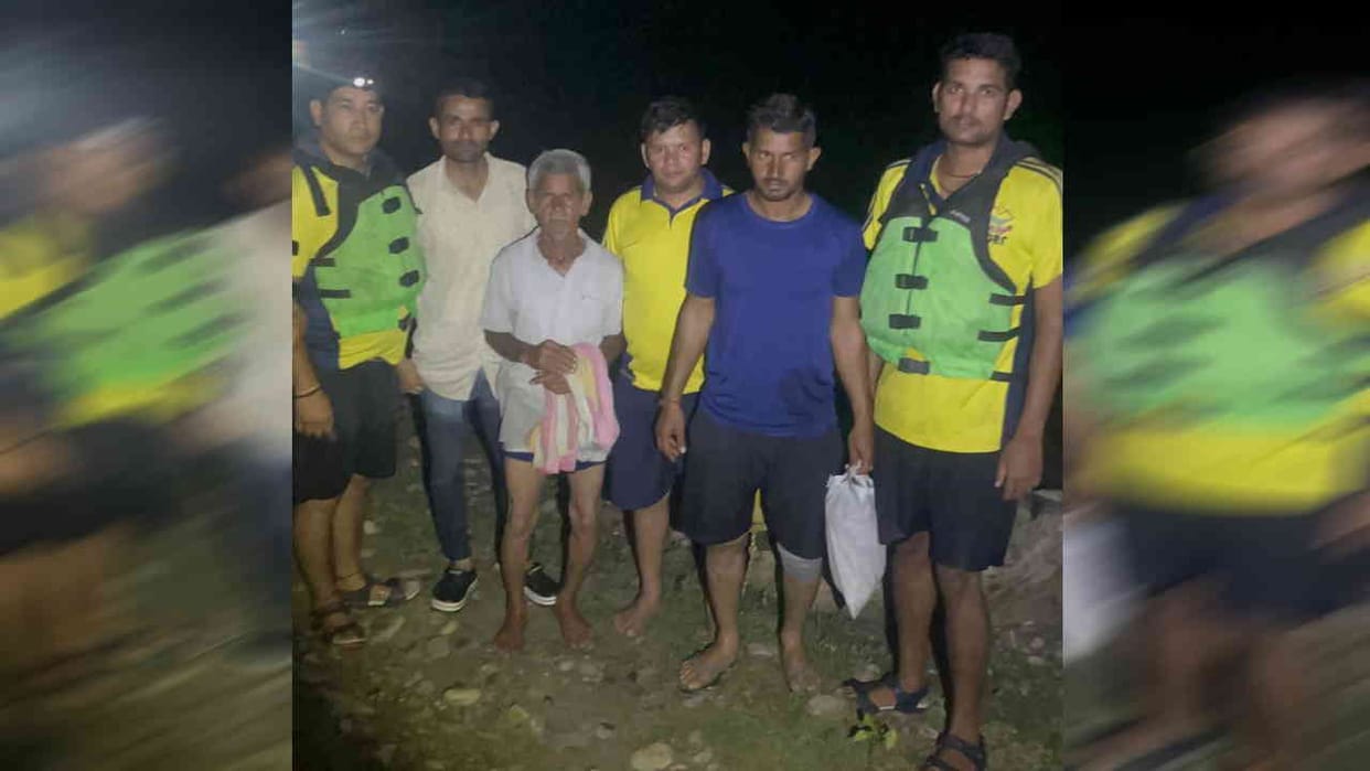 Three people trapped due to rising water level in river near Lakkad Ghat SDRF rescued safely Rishikesh News
