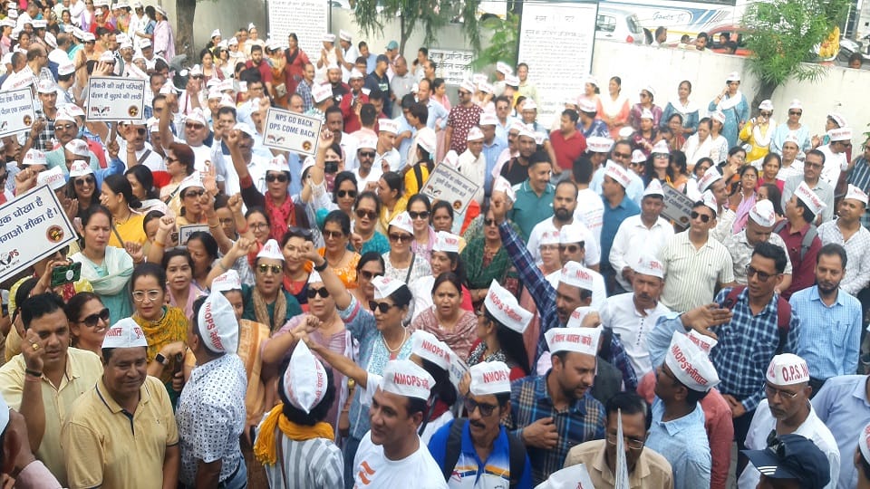 Teachers and employees took to the streets for old pension in haldwani