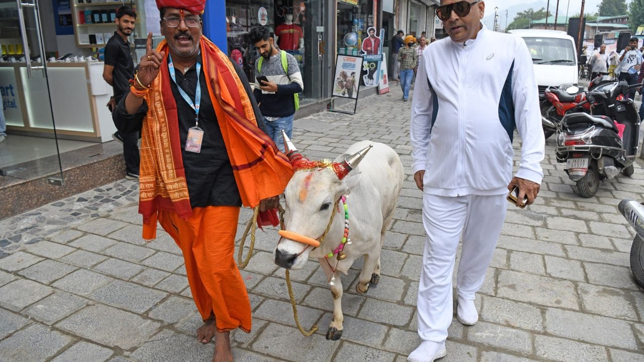 Pledge to serve gau from Kashmir to Kanyakumari, Maha Padyatra started from Lal Chowk, Srinagar; s