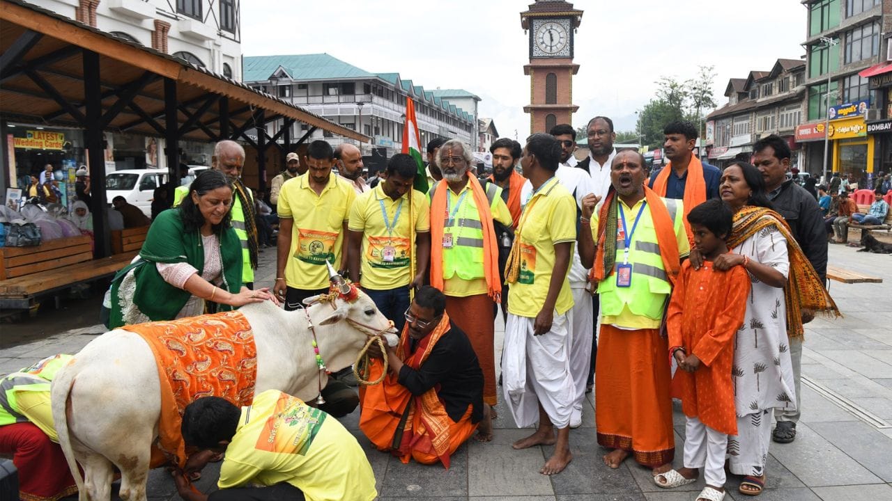 Pledge to serve gau from Kashmir to Kanyakumari, Maha Padyatra started from Lal Chowk, Srinagar; s