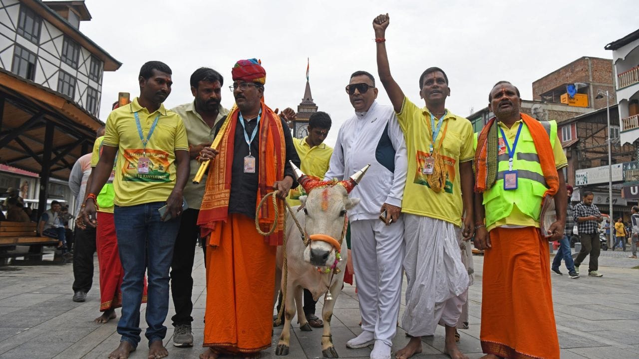 Pledge to serve gau from Kashmir to Kanyakumari, Maha Padyatra started from Lal Chowk, Srinagar; s