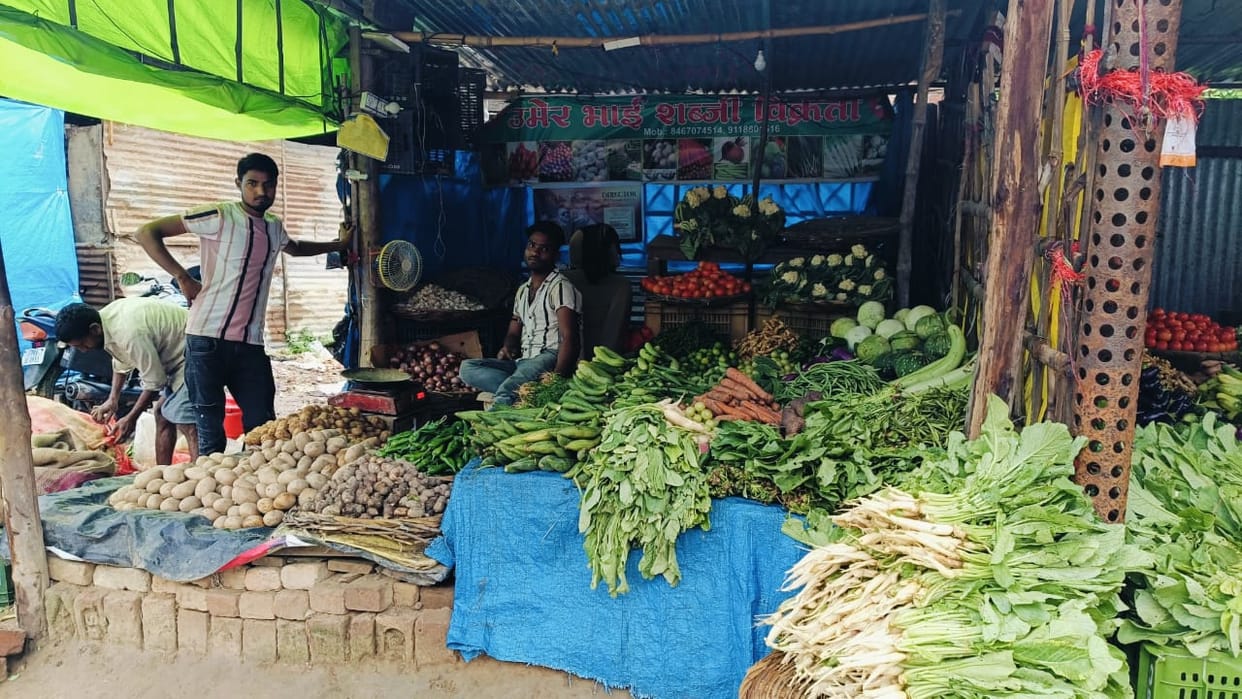 Sitapur: Theft of vegetables in front of Laharpur Kotwali.