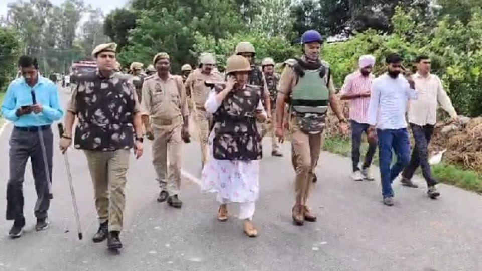Chaos after death youth in Moradabad, clash between police and villagers, constable injured stone pelting