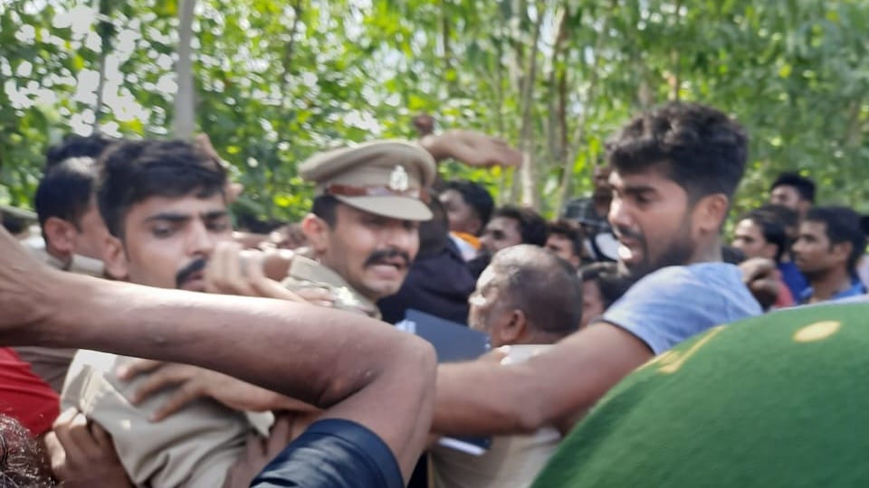 Anger of villagers in Moradabad, Voice raised against illegal recovery, pictures stone pelting police-villager