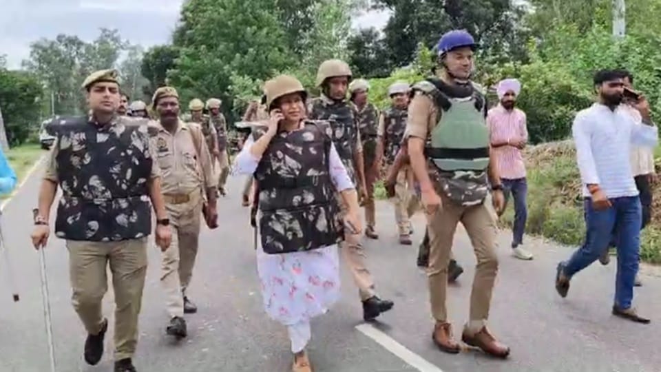 Anger of villagers in Moradabad, Voice raised against illegal recovery, pictures stone pelting police-villager