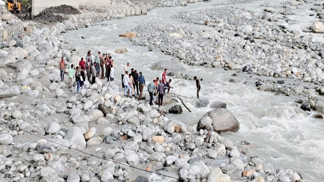 tourist from Uttar Pradesh was swept away in the Beas river manali while taking a photo, police and people re