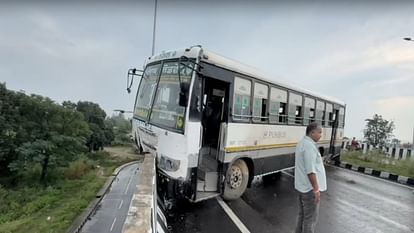 Una Bus lost control and hit the railing on Ajoli Mod flyover, passengers screamed