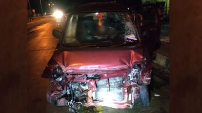 A car hits devider, son of SI died in Barabanki.